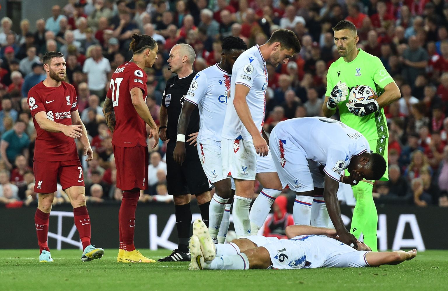 Liverpooli ründaja Darwin Nunez (nr 27) vaidlemas kohtunikuga. Samal ajal lamab maas Crystal Palace'i mängija Joachim Andersen, kellele Nunez peaga piki nägu äsas.