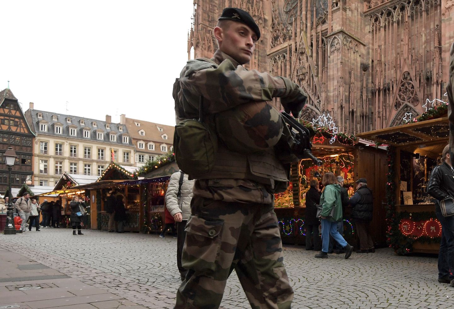 Prantsuse sõdur Strasbourgi jõuluturul patrullimas.