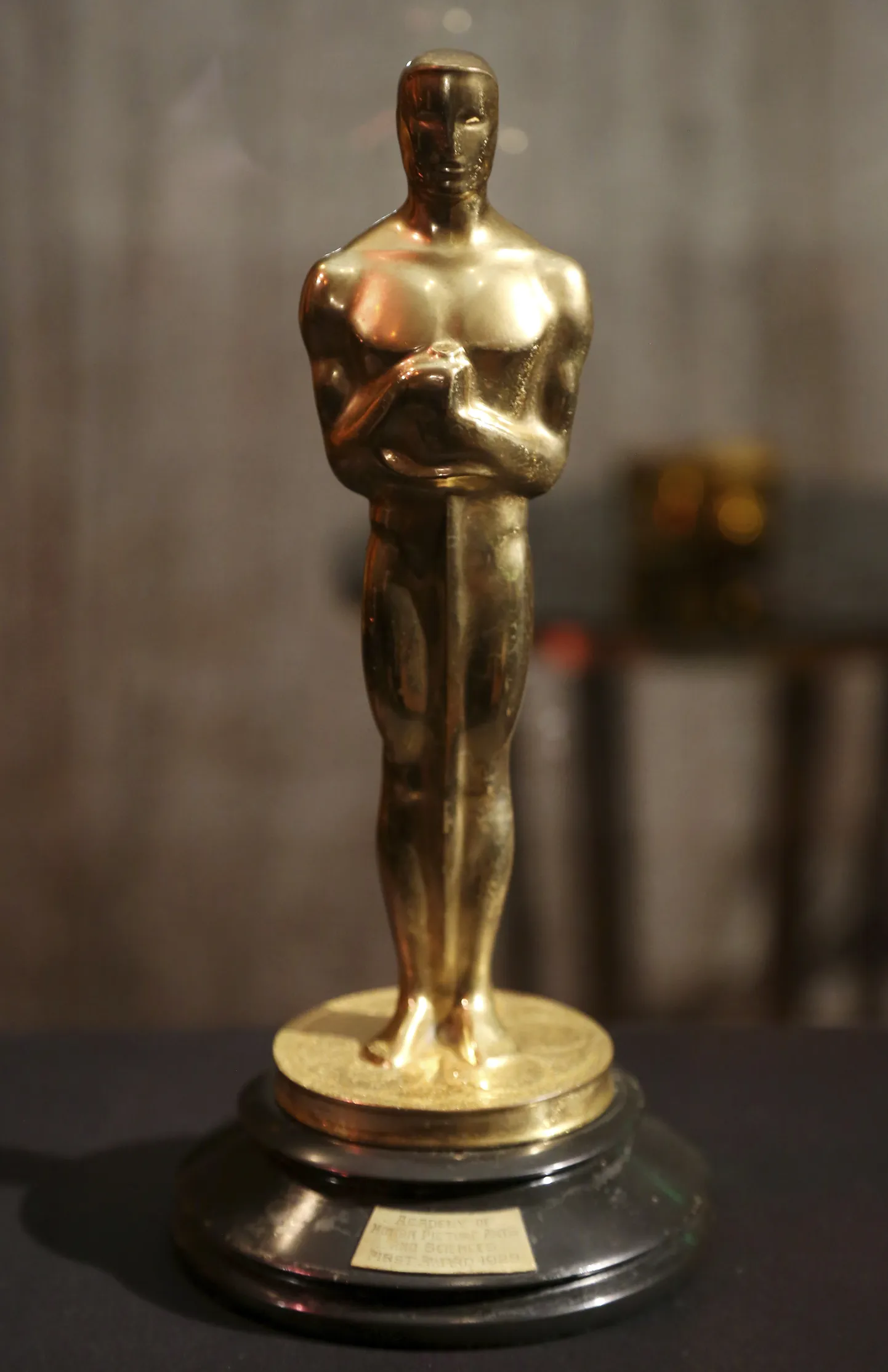 Pildil on näitlejanna Janet Gaynori 1929. aastal võidetud kõige esimene Oscar.