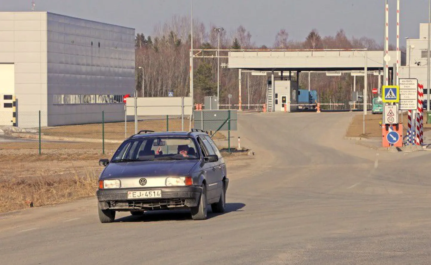 Когда в начале этого года в Латвии изменили закон, латыши стали ездить в Россию через Эстонию. Теперь в погранпункте Лухамаа много автомобилей с латвийскими номерами.