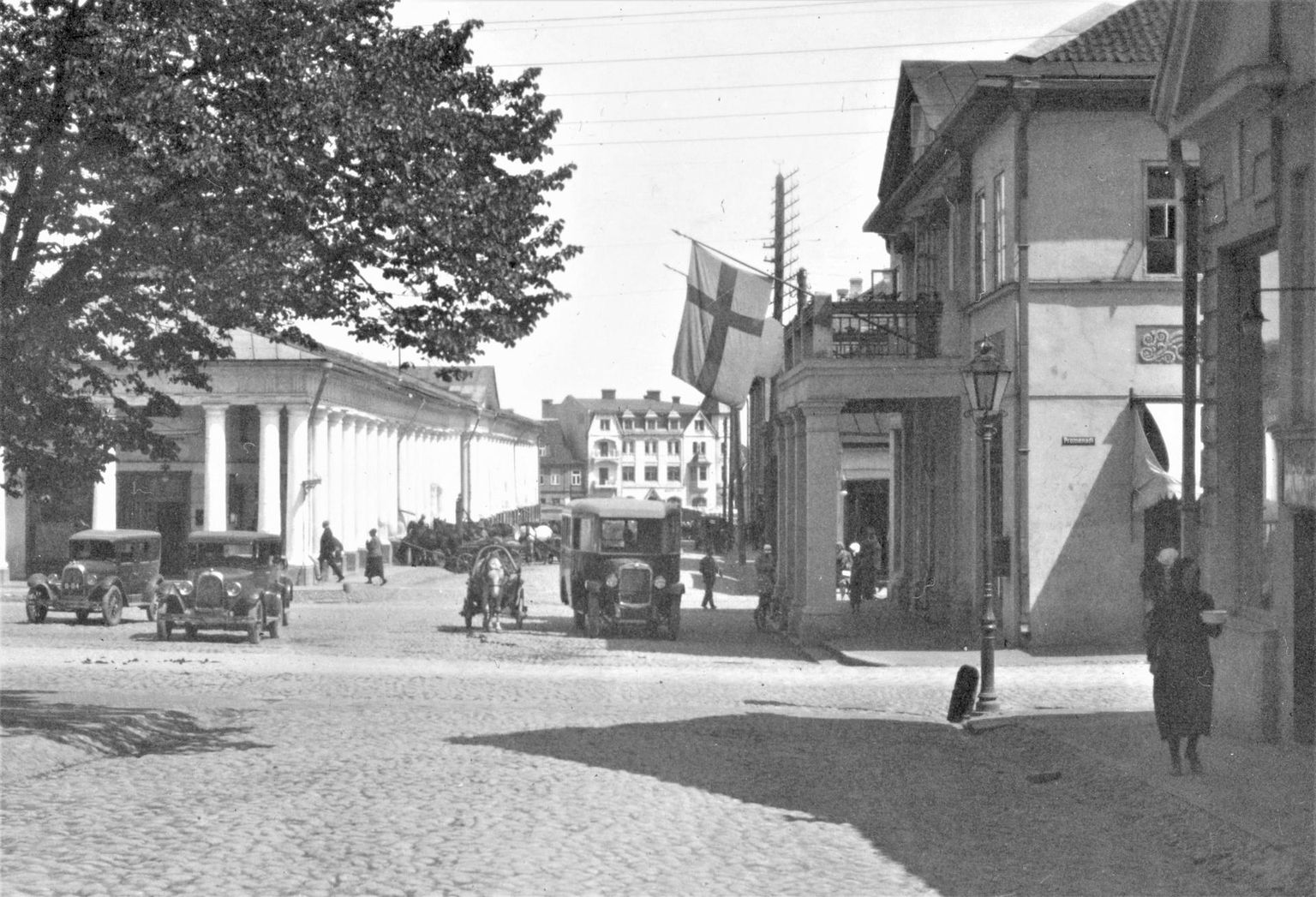 Kauba tänava vaade 1929. aastal Barclay platsi juurest Emajõe poole. Vasemal kaubahoov, paremal Tartu maavalitsuse hoone, otsesihis hotell Jakor üle Emajõe Holmi tänava nurgal. Sellist tänavat seal enam pole ega ole ka kindel, kas tuleb.