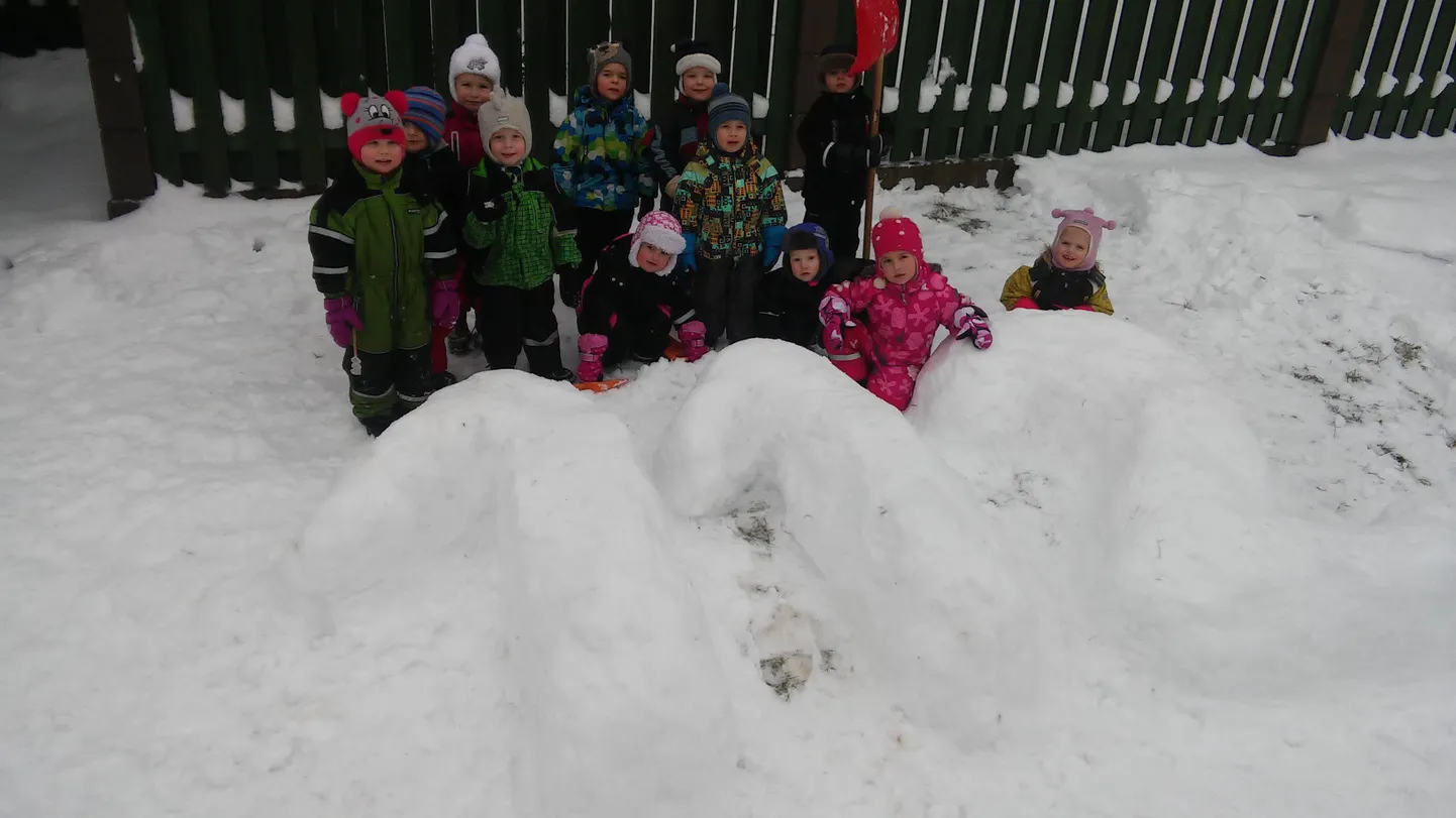Buratino lasteaia Lepatriinu rühma lapsed tegid numbri 112 lumest, mis nüüdseks on paraku ära sulanud.