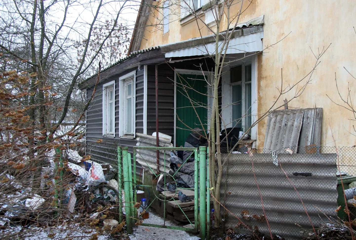 Такой картиной уже не один год приходится любоваться соседям и прохожим.