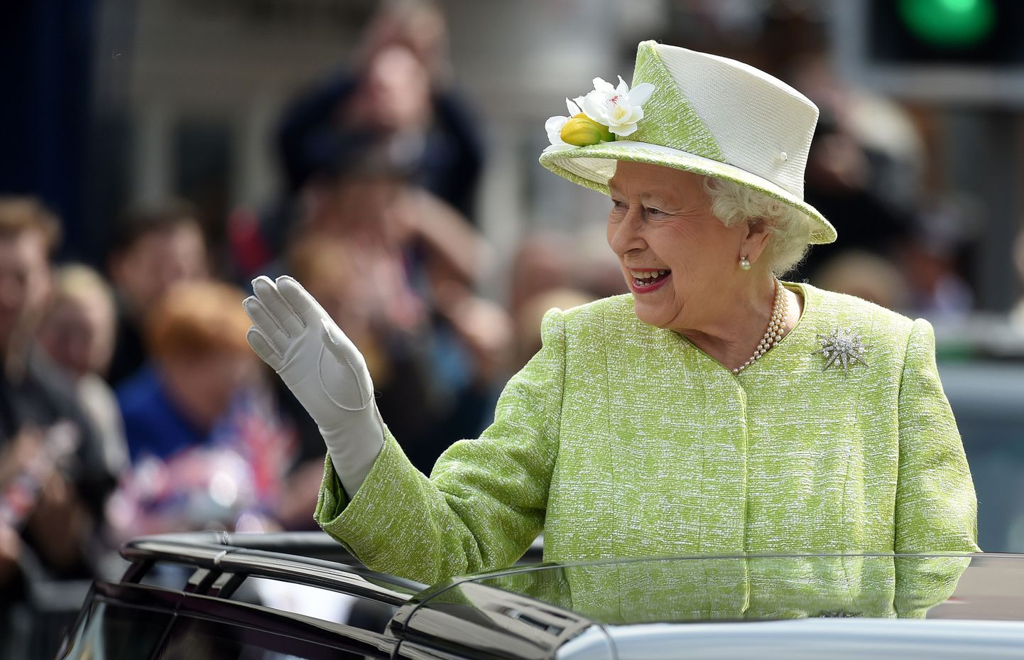 Elizabeth II 90. sünnipäeva puhul rahvast tervitamas.