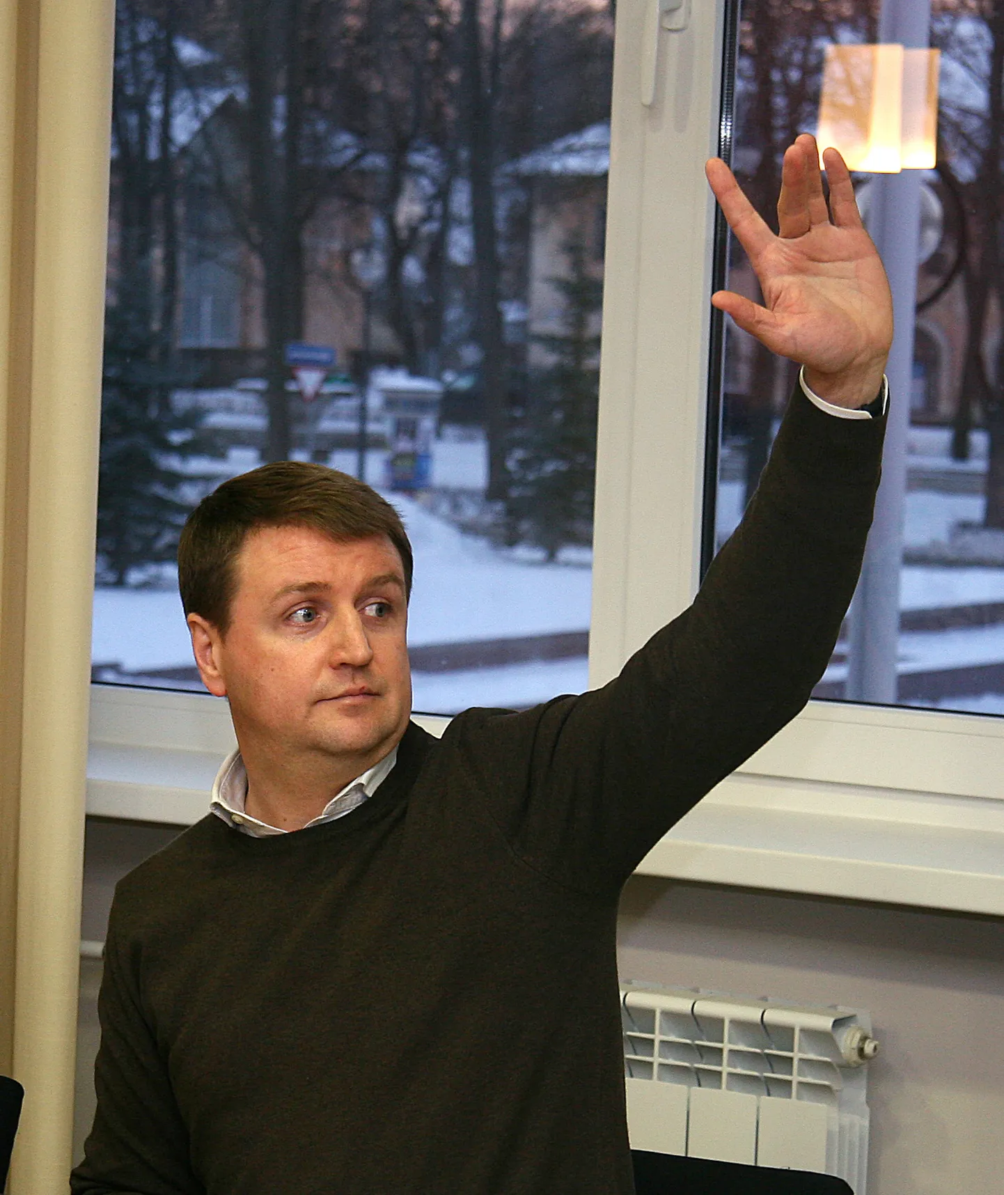 Eduard Odinets on kuulunud  Kohtla-Järve volikogusse üle 25 aasta ja valdava enamiku sellest ajast olnud opositsioonis. Nüüd kutsub ta üles moodustama uut võimuliitu.