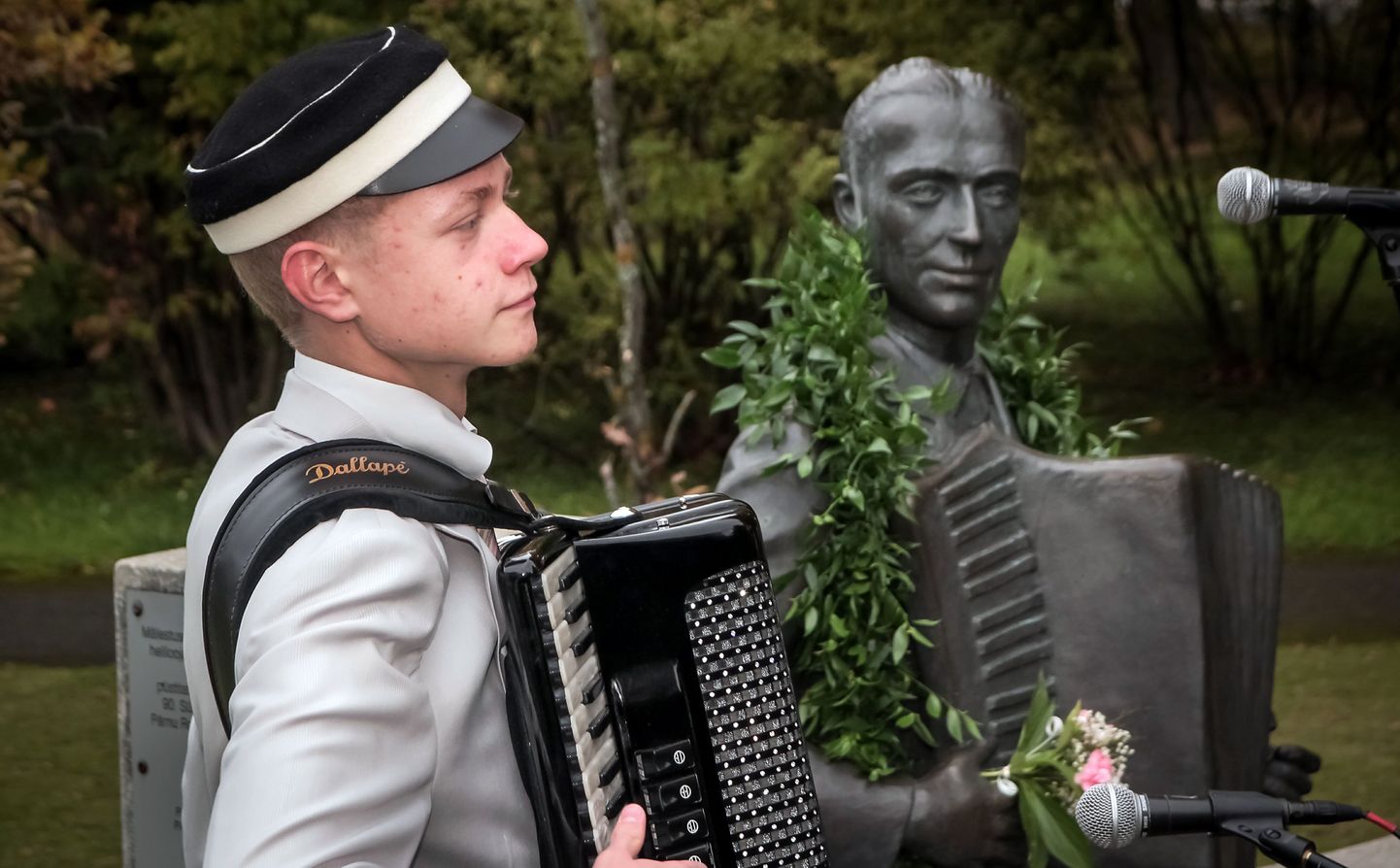 Pärnus kuursaali juures asuva Raimond Valgre kuju juurest tähistati armastatud muusiku ja helilooja 100. sünniaastapäeva.
