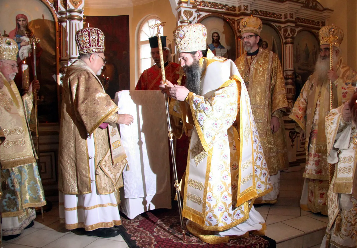 Metropoliit Stefanus annab piiskop Aleksandrile ametisaua.