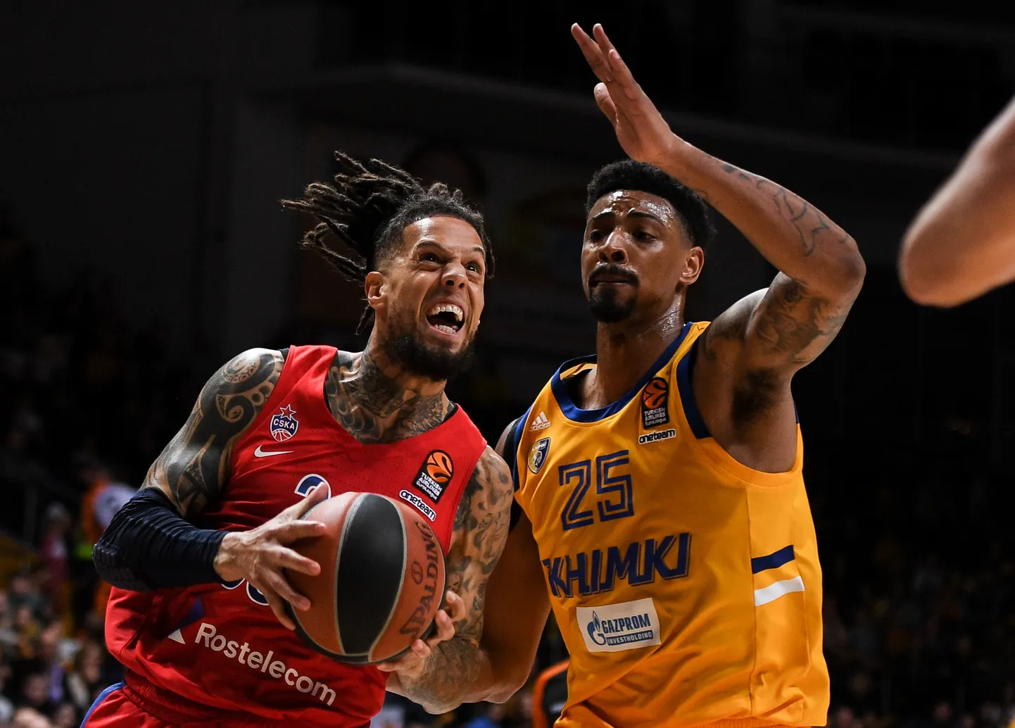 CSKA Daniel Hackett (vasakul) ja ei andnud Jordan Mickeyle kaitses mingit võimalust