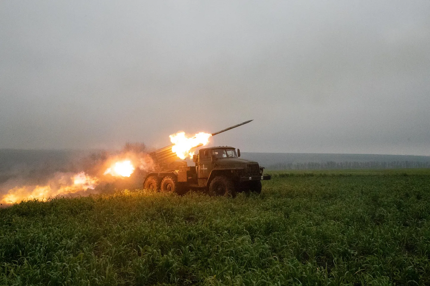 Ukraina Grad-rakettide patarei Bahmuti lähedal.
