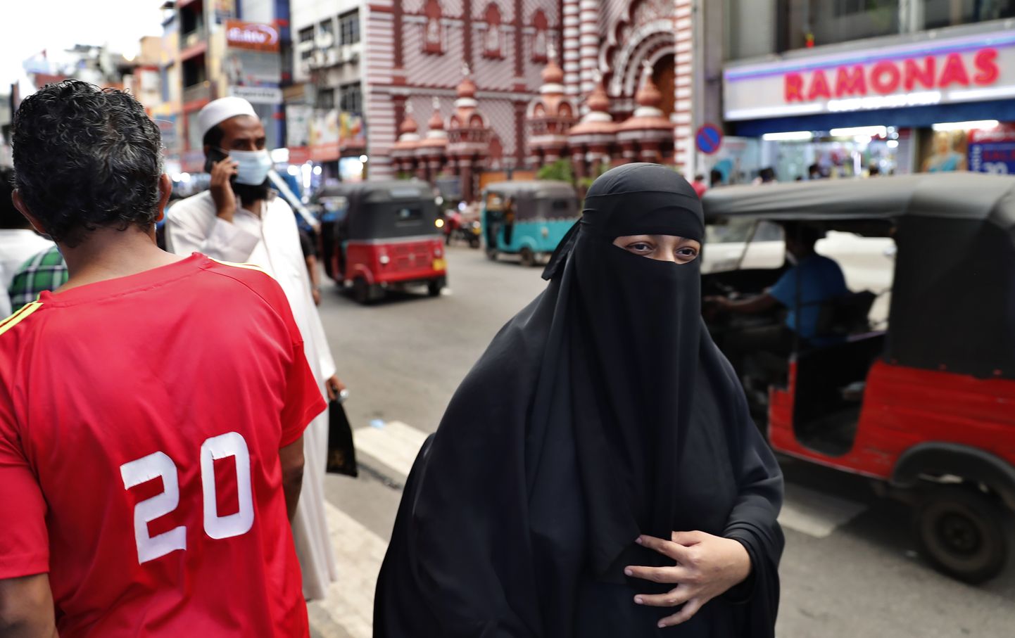 Burkaga naine Sri Lanka pealinnas Colombos.