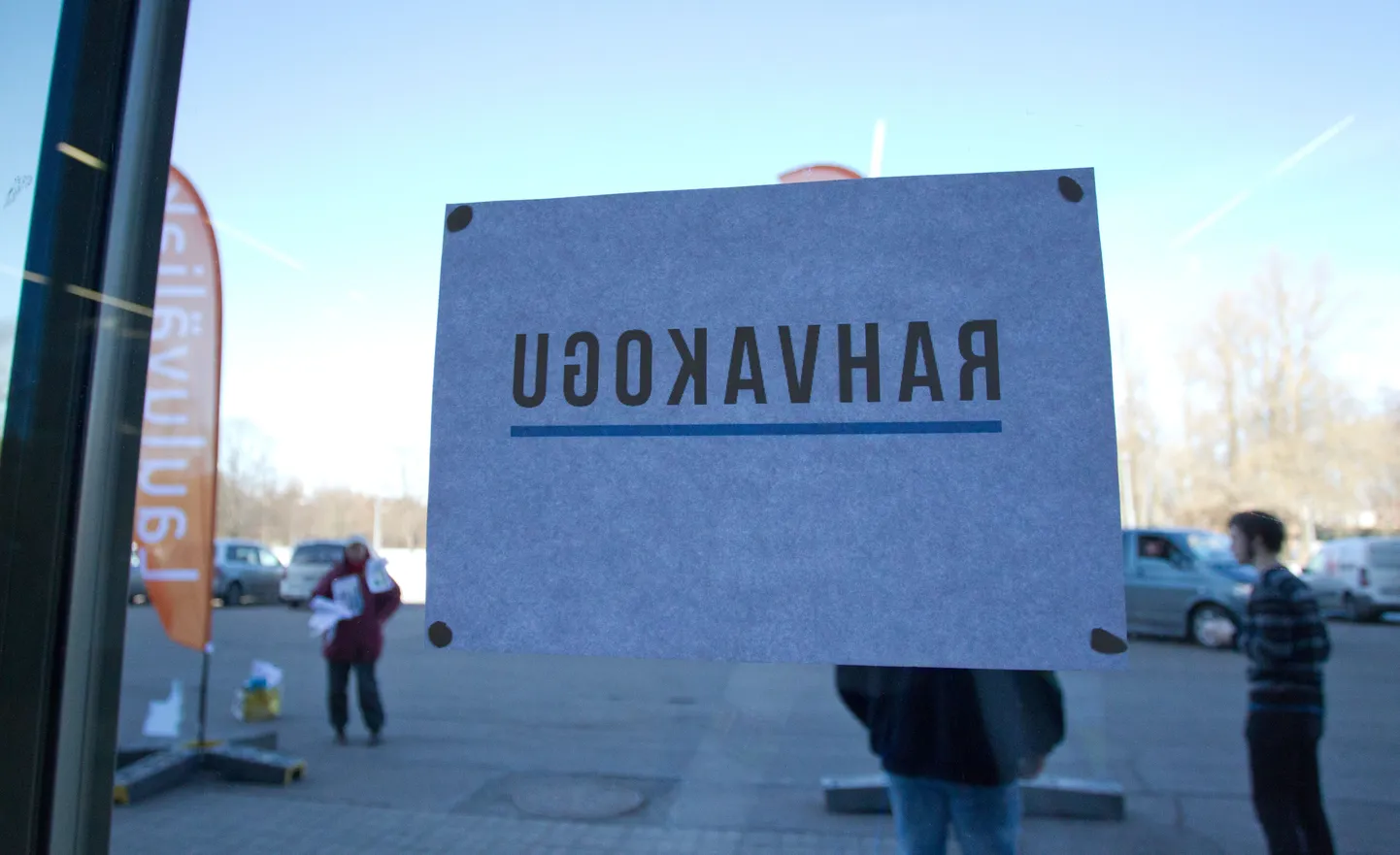 На Певческом поле народное собрание обсуждает государственные проблемы и пути их решения.
