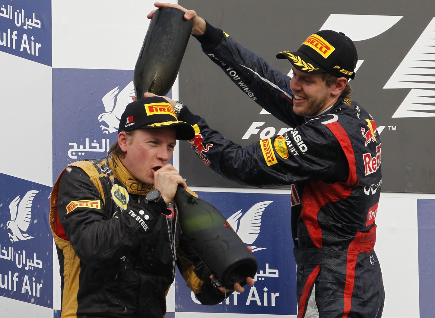 Kimi Räikkönen (vasakul) Bahreinis saavutatud teist kohta tähistamas.