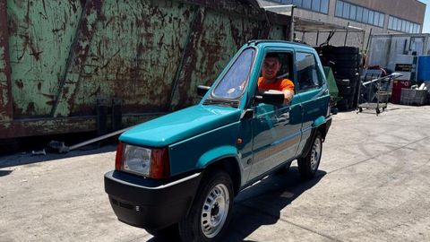 FOTO ⟩ Tikai 50 centimetrus plats un brauc! Pasaulē šaurākais auto ieradīsies Rīgā