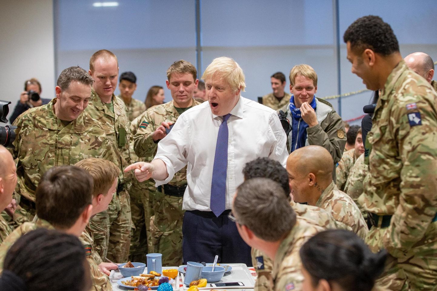 Премьер-министр Великобритании во время посещения военного городка в Тапа.