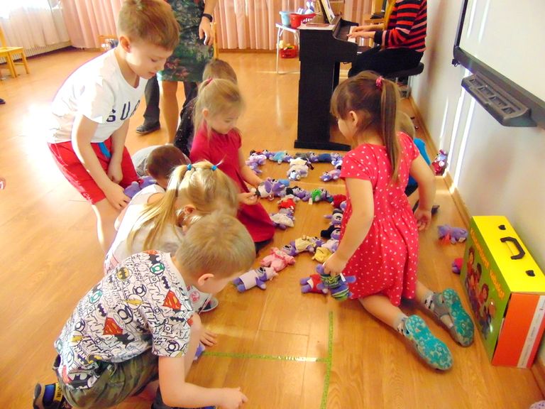 Lapsed valmistusid Eesti riigi juubeliks koos karudega. 