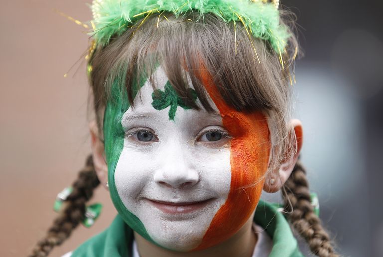 Iirimaa lipu värvides tüdruk