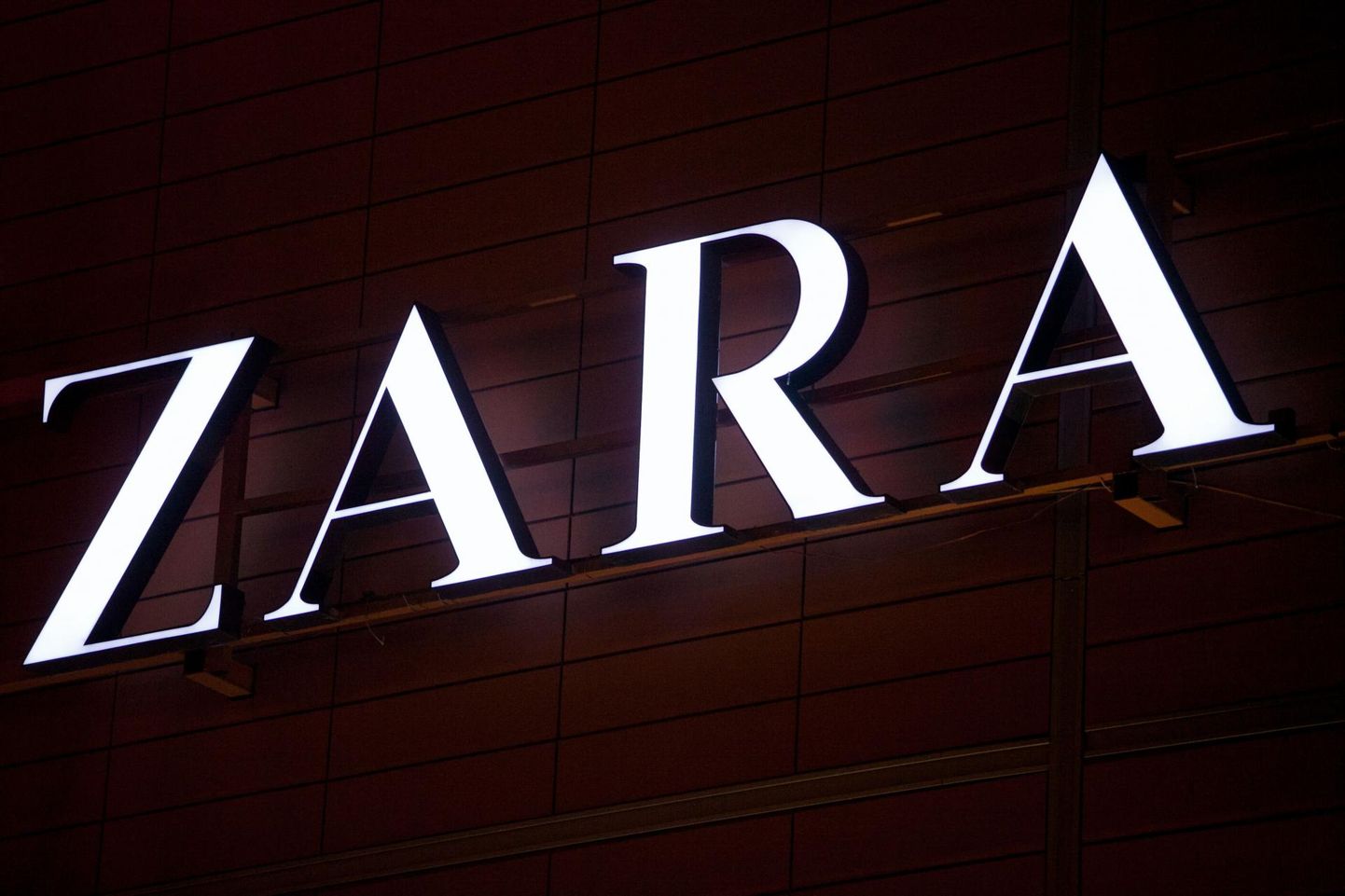 Zara omanikfirma Inditex käive langes tänavu teises kvartalis koroonaviiruse tõrjeks kehtestatud piirangute tõttu küll 31 protsenti, kuid ettevõte teenis 214 miljoni euro suuruse puhaskasumi.