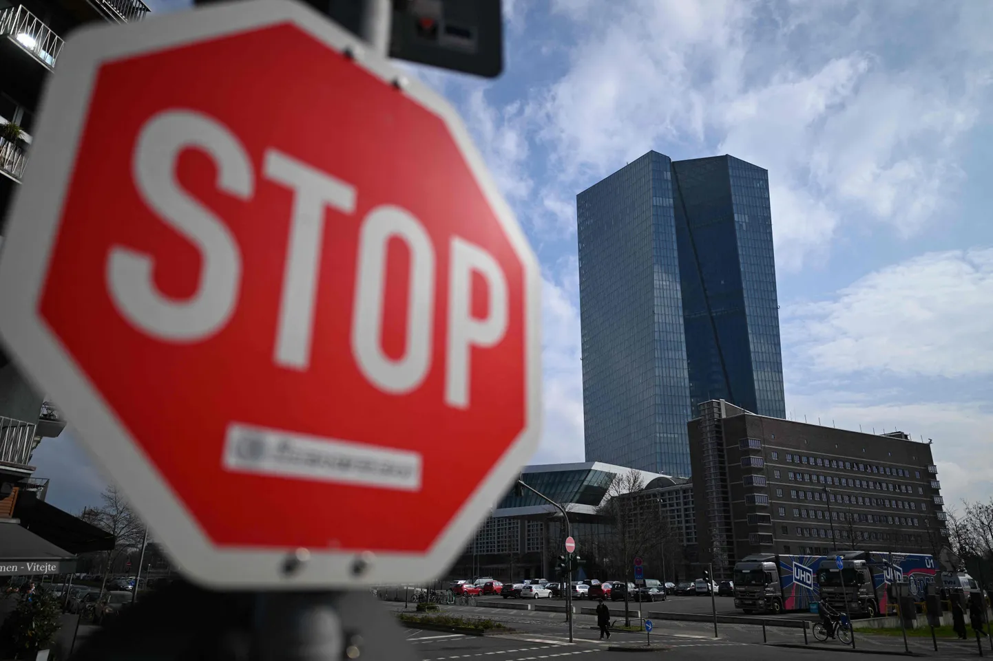 Euroopa Keskpank ja Euroopa Komisjon näitasid kuuele ELi liikmesriigile euroalaga liitumisel stoppmärki. Pildil liiklusmärk keskpanga peakontori ees Frankfurdis Saksamaal.