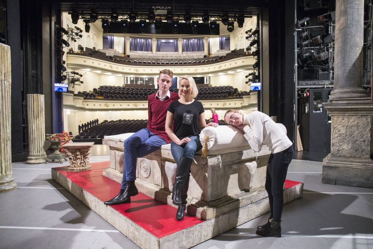 Ooperisolistidel Helen Lokutal (pildil) ja Kristel Pärtnal olid külas töövarjud Taaniel Tsopp ja Adeliina-Lisette Lepp, kellel oli võimalus «Rigoletto» proovi pealt vaadata.