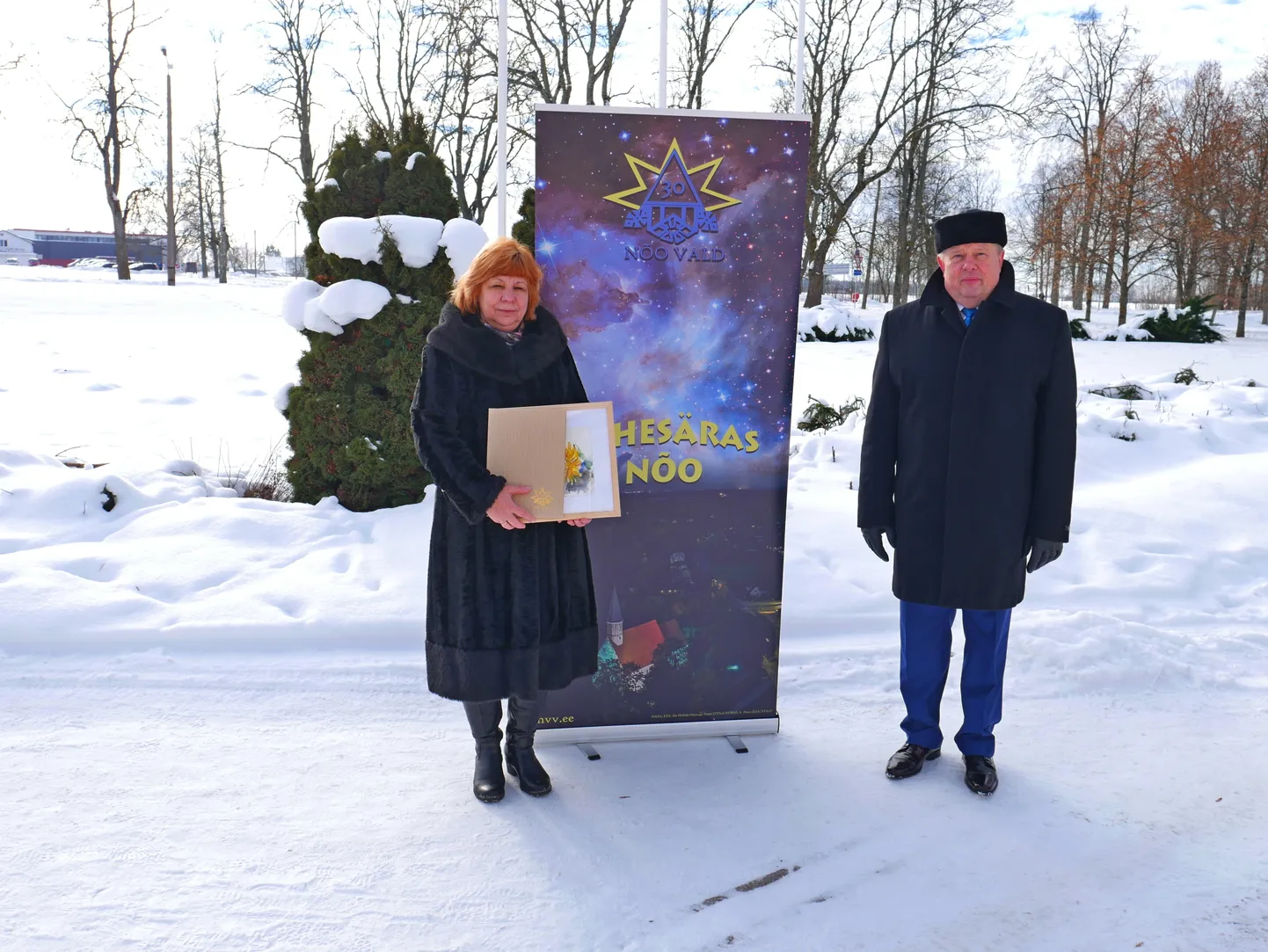 Nõo vallavanem Rain Sangernebo andis vabariigi sünnipäeva eel Nõo Põhikooli õpetajale Anne Jürimäele üle aasta õpetaja tunnustuse