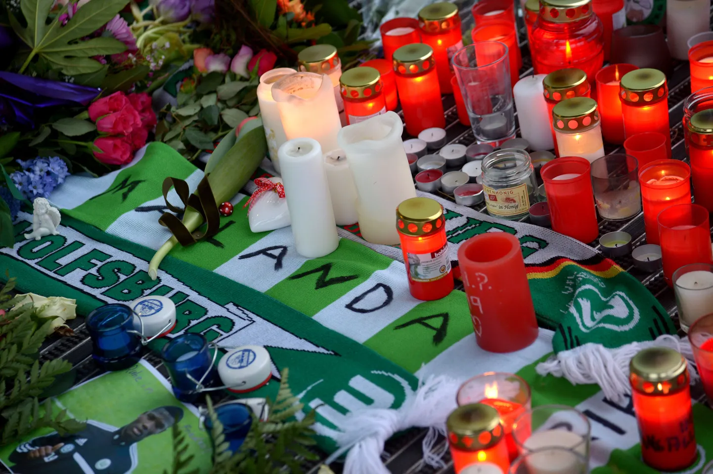 Wolfsburgi fännid on süüdanud Junior Malanda mälestuseks tuhadeid küünlaid