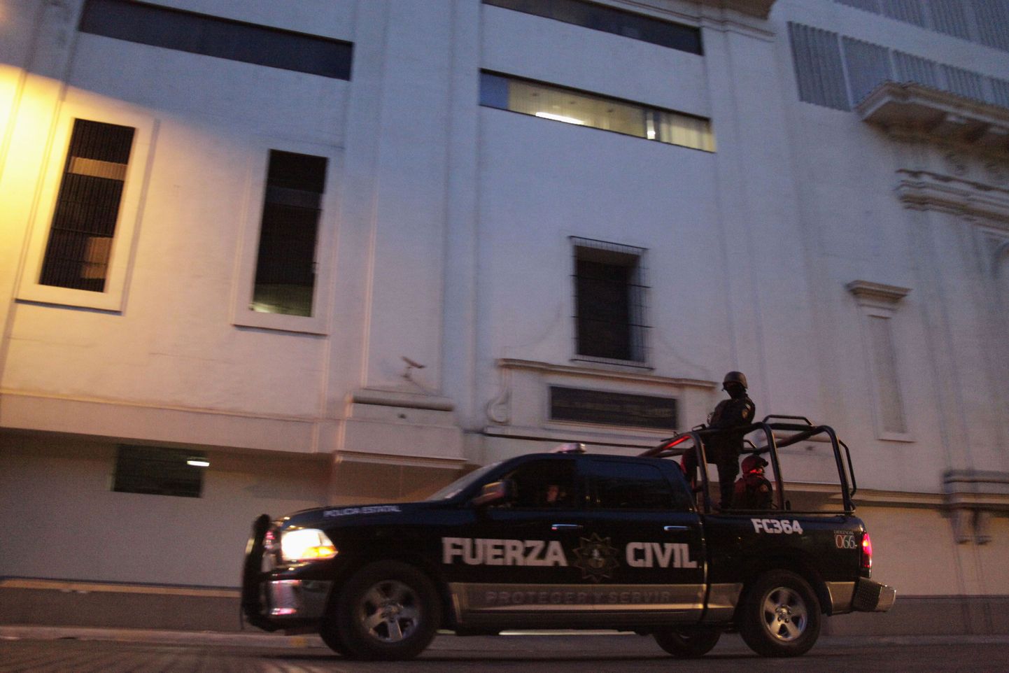 Mehhiko politsei ajalehe El Norte toimetuse ees