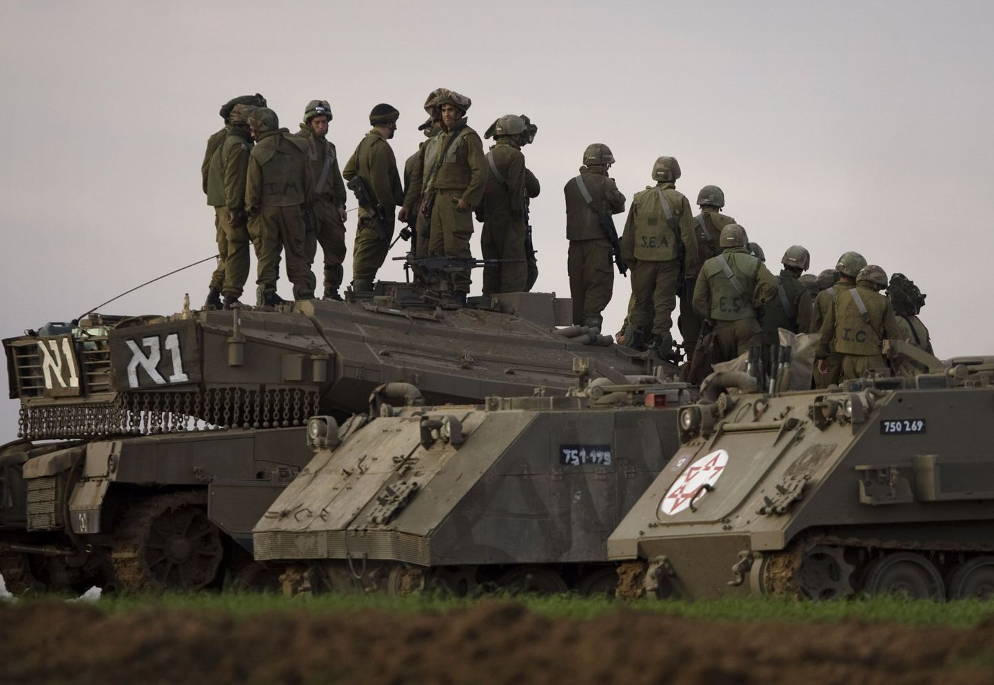 Iisrael koondab juba neljandat päeva oma soomusvägesid Gaza sektori piirile.