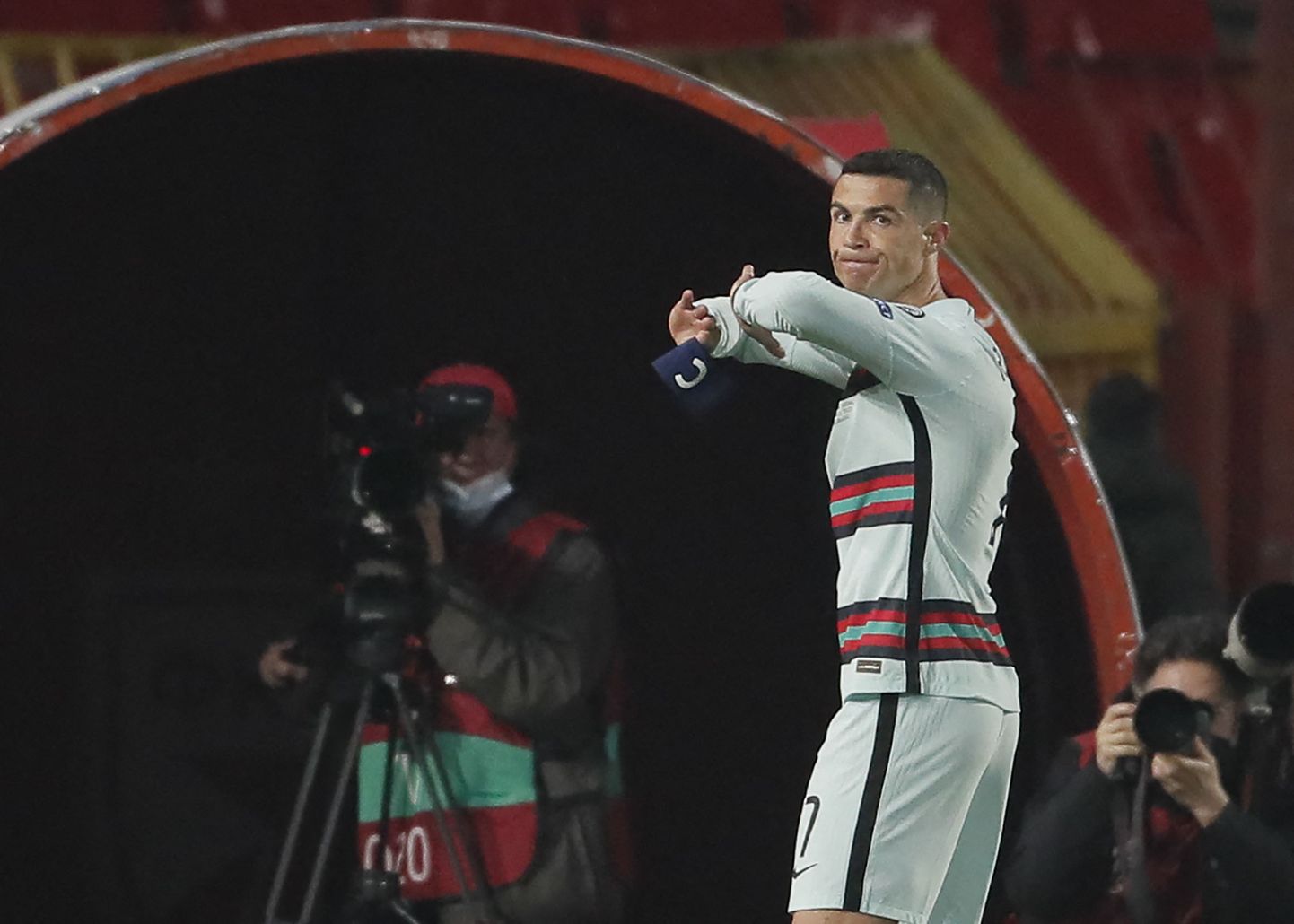 Cristiano Ronaldo viskas suures vihahoos kaptenipaela vastu maad. Üks õnnelik turvamees võis tänu sellele saada miljonäriks.