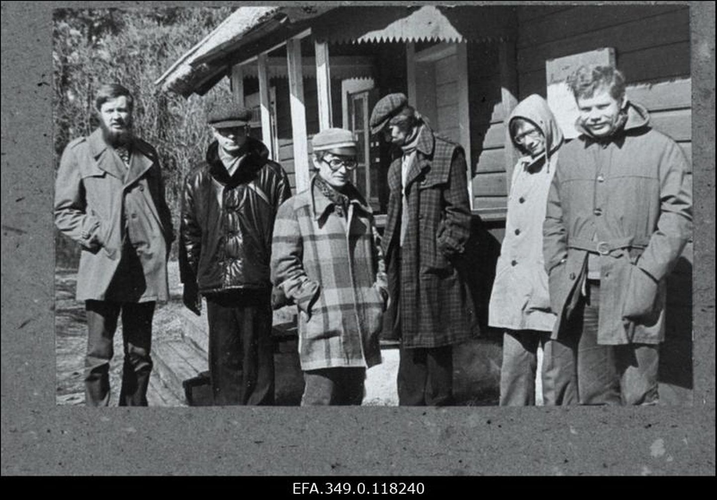 Pildil on Tartu Noorte Autorite Koondise liikmed Kassaris kirjanik Aino Kalda suvemaja juures, aprillis 1981. Vasakult: Aado Lintrop, Rannar Susi, Imre Siil, Taavi Tuulik, Kajar Pruul, Kalev Kesküla.