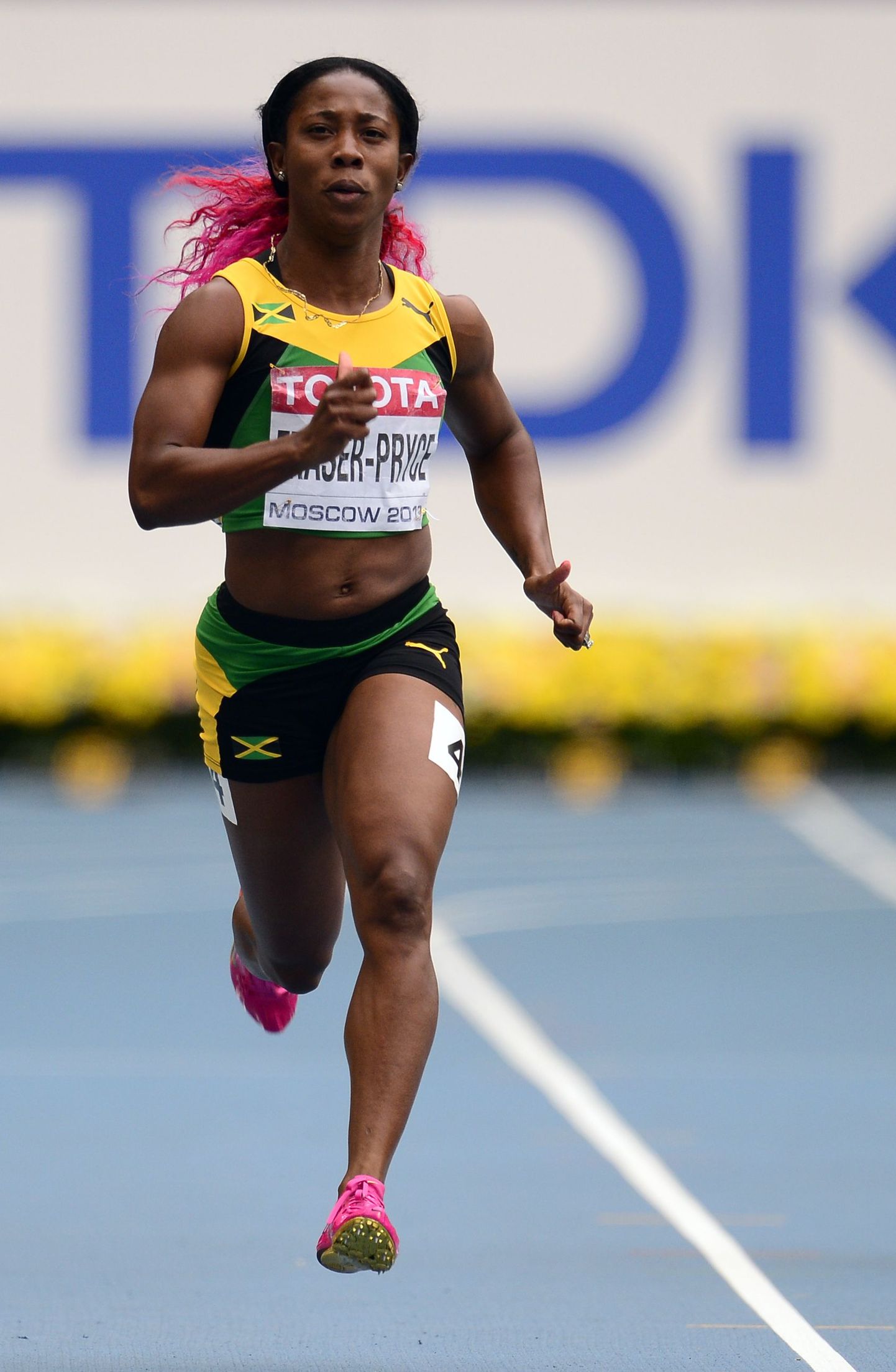 Jamaica's Shelly-Ann Fraser-Pryce (C) competes during the women's 200 metres event at the 2013 IAAF World Championships at the Luzhniki stadium in Moscow on August 15, 2013.    AFP PHOTO / OLIVIER MORIN