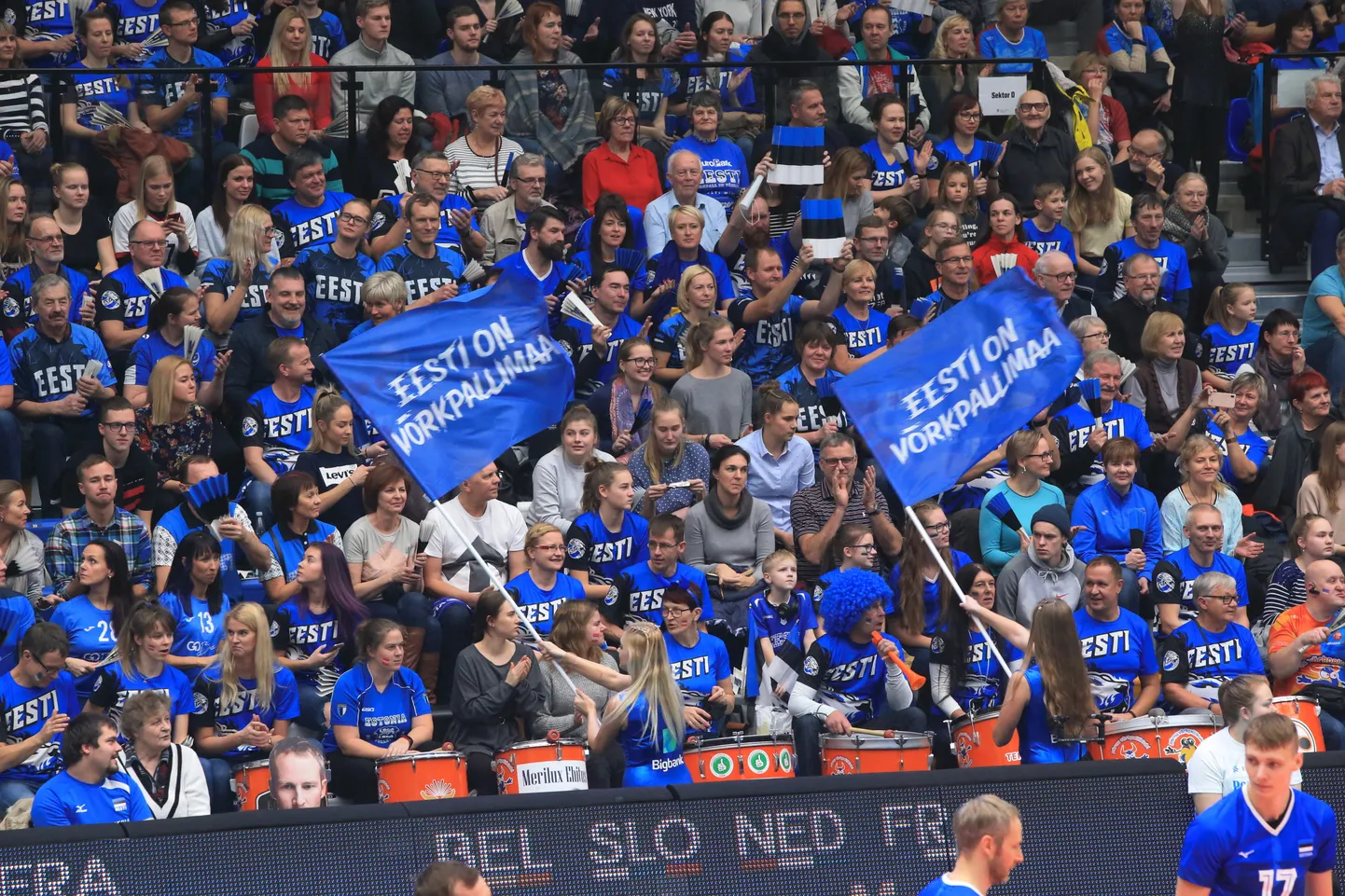 Eesti võrkpallifännid Tartu Ülikooli spordihoones.