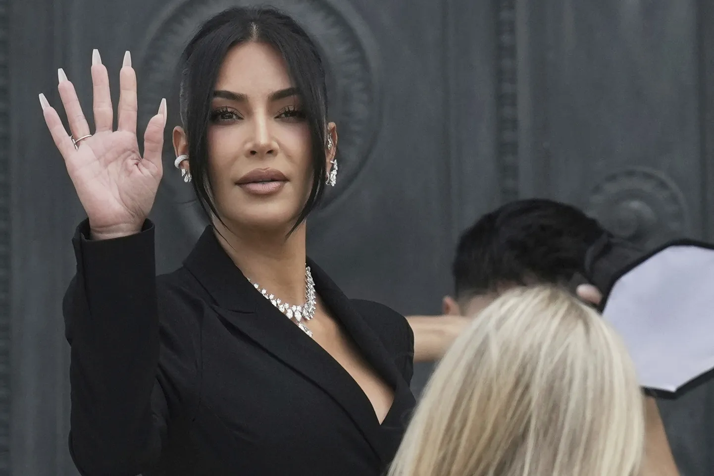 Kim Kardashian 13. mail 2025 Pariisis kohtusse tunnistusi andma saabudes.