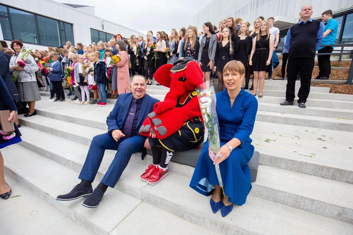 President Kersti Kaljulaid pani kooliuusikute kooliõdedele ja -vendadele südamele, et nende toetus on noorematele alati väga tähtis. Riigipea kõrval istub noorteühingu TORE maskott Torevant ja Türi põhikooli direktor Ervin Jürisoo.