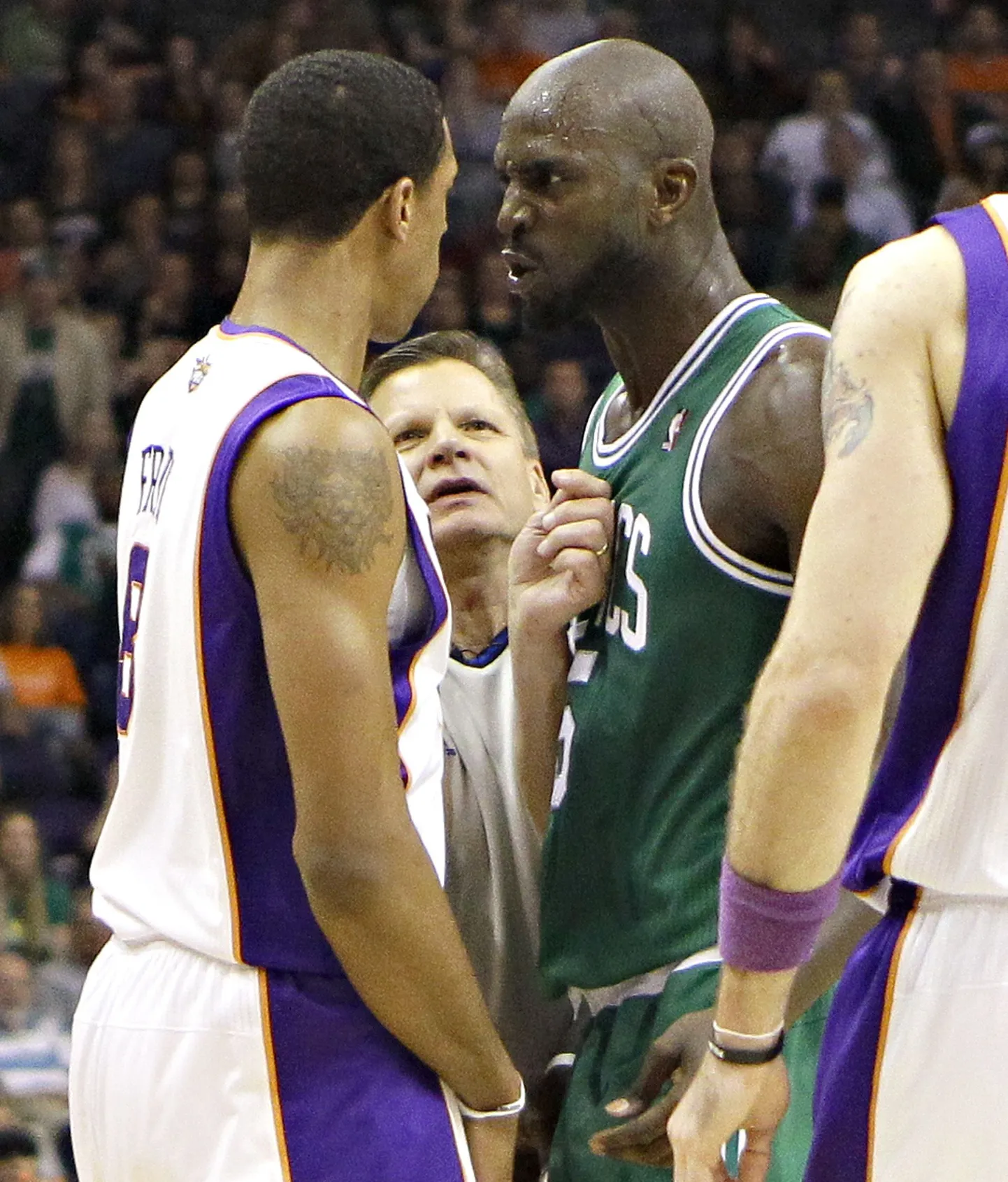 Kevin Garnett (paremal) ja Channing Frye omavahel vihaselt tõtt vaatamas.