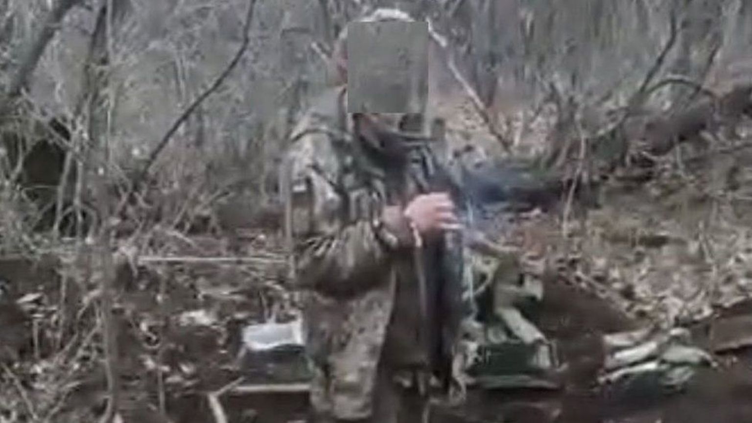 Сразу несколько блогеров и каналов опубликовали видео, на котором человек перед гибелью успевает произнести «Слава Украине».