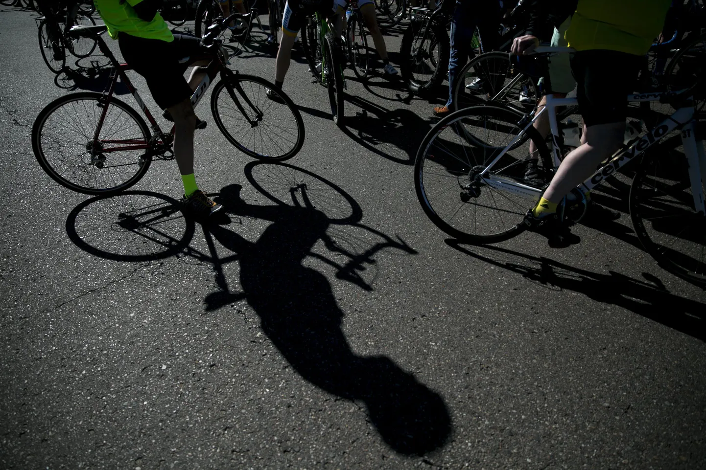 Kalamazoo linna jalgratturid mälestasid hukkunuid sümboolse rattasõiduga.