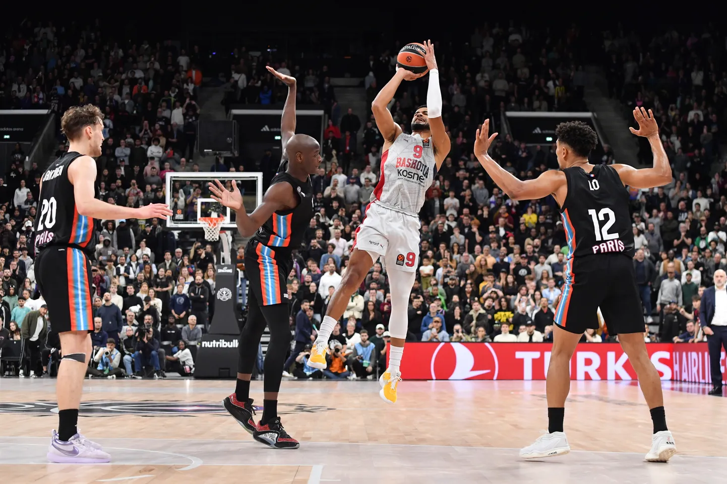 Timothe Luwawu-Cabarrot (valges) saatmas teele kolmest, mis ei taba.