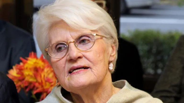 Māksliniece Džemma Skulme piedalās fonda "Mākslai vajag telpu" mākslas platformas "Vasaras māja" izstāžu cikla noslēguma svinībās un savas 90 gadu jubilejas sumināšanā