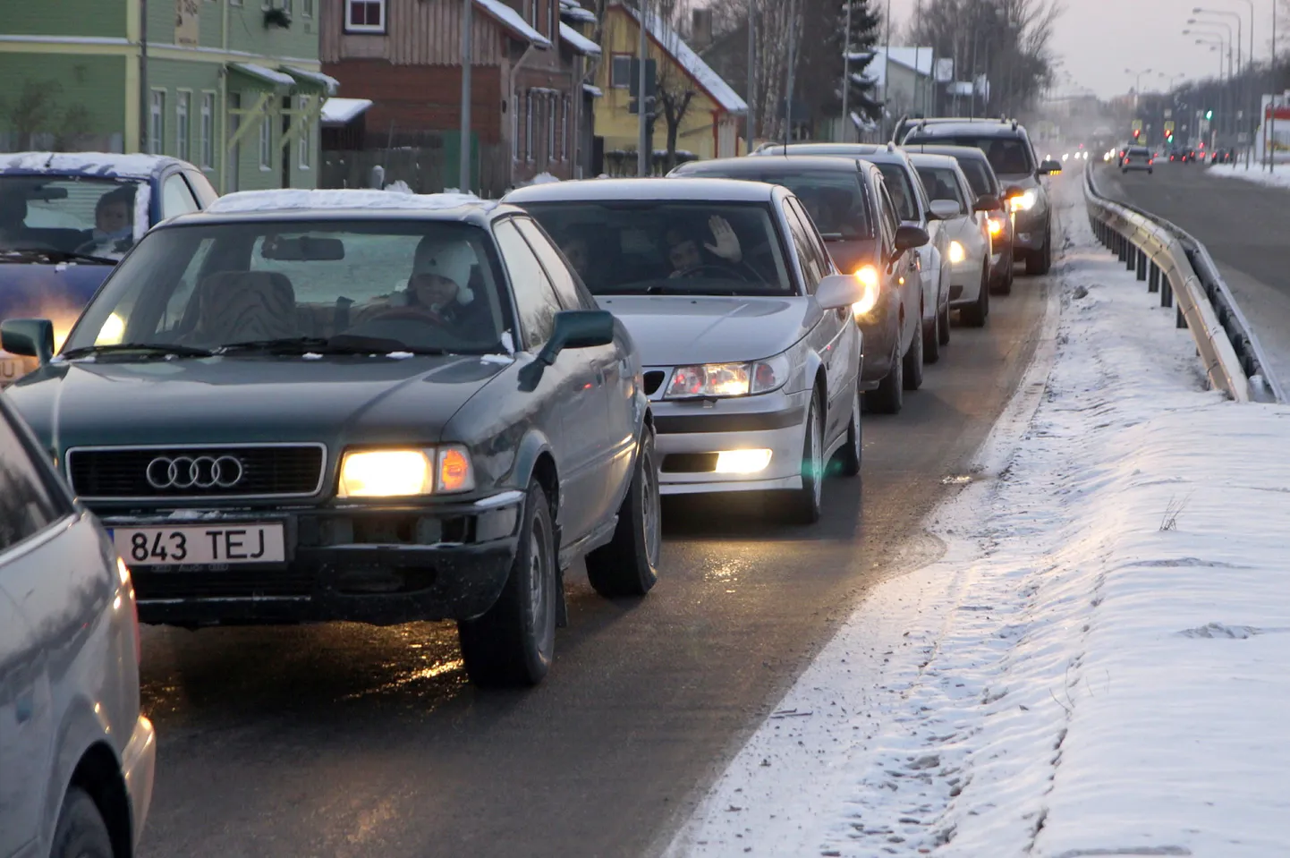 Politsei kontrollib täna sõidukite tulede korrasolekut ja nende õiget kasutamist. Foto on illustreeriv.