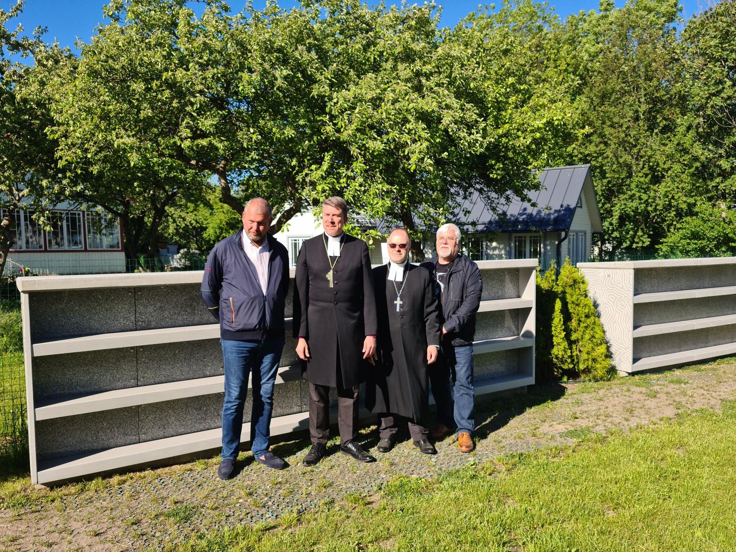 Kolumbaariumi rajamist toetanud ettevõtja Heiti Hääl (vasakult), EELK peapiiskop Urmas Viilma, Käsmu koguduse õpetaja Urmas Karileet ja kalmistu laiendamise projekteerimist kureerinud arhitekt Ike Volkov.