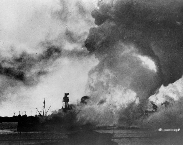 Jaapanlaste rünnakus USA Pearl Harbori mereväebaasile 1941.aastal uppus lahingulaev Arizona / Scanpix