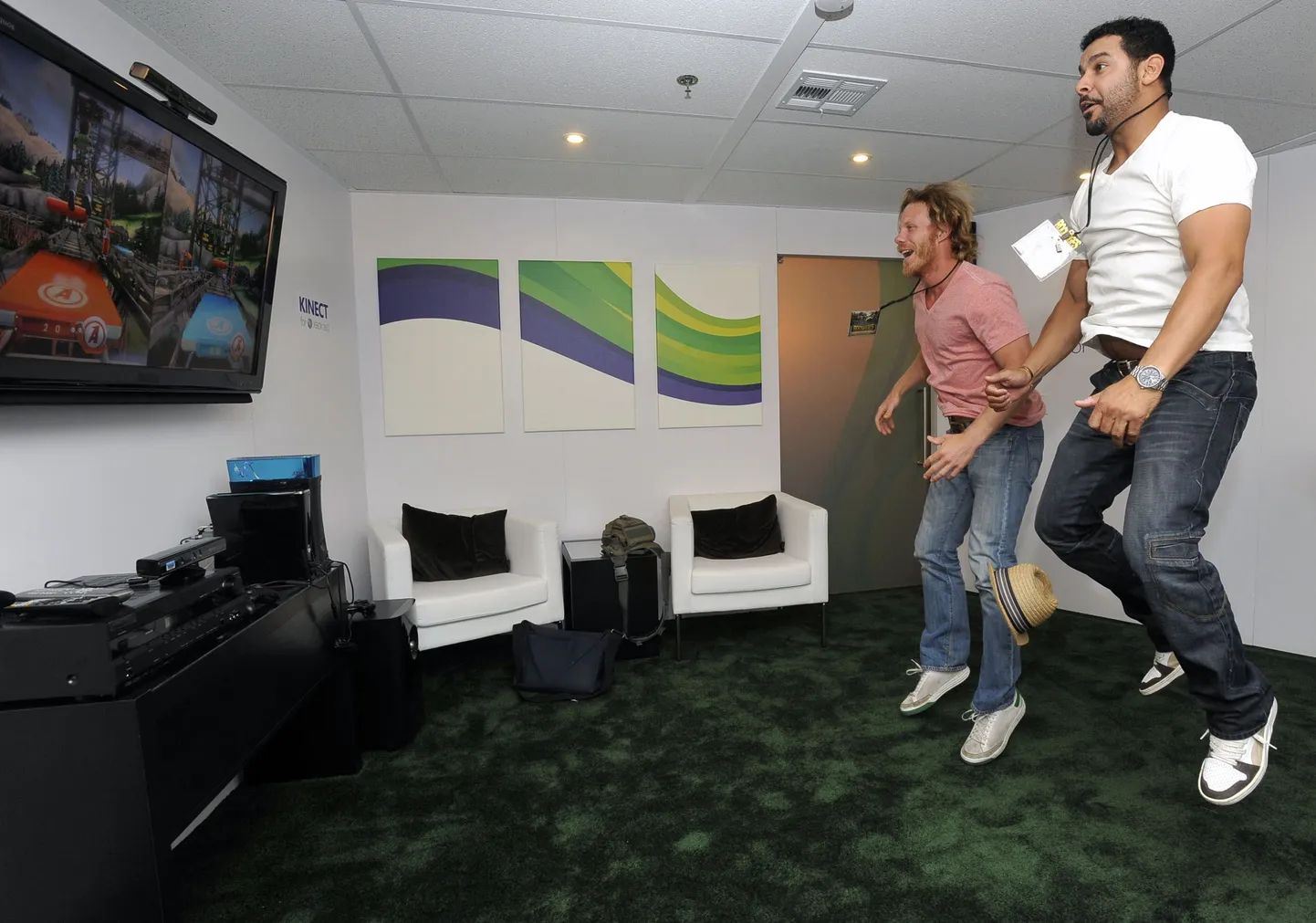 Kinect võimaldab kasutajatel mängida arvutimänge ilma puldita, jälgides vaid kasutajate kehaliigutusi.