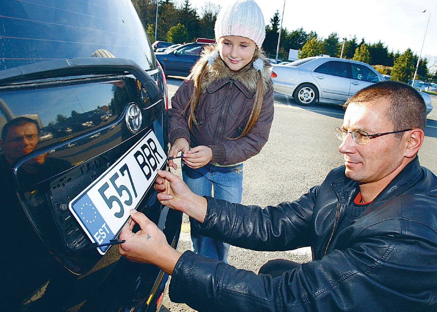 Dmitri Svjatkovski sai autole numbrimärgid külge vana hinnaga. Perekonna uue Toyota üle tunneb rõõmu ka tütar Liza.