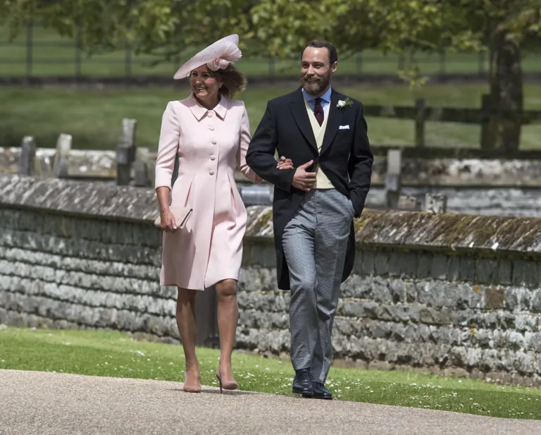 Carole Middleton ja James Middleton saabuvad Pippa Middletoni pulma.