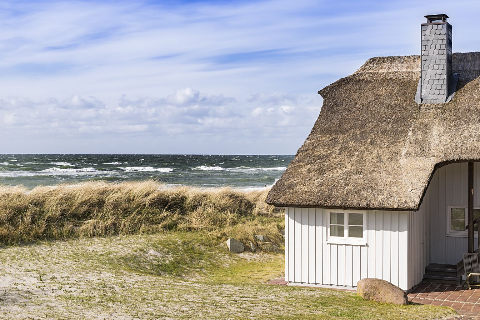Māja Baltijas jūras krastā. Ilustratīvs attēls