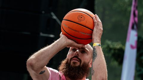 Apsītis uzvar "Krastu mača" tālmetienu konkursā