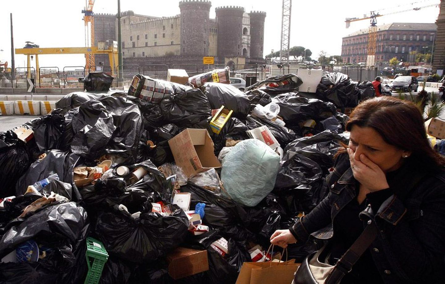 Неаполь не может справиться с горами мусора.