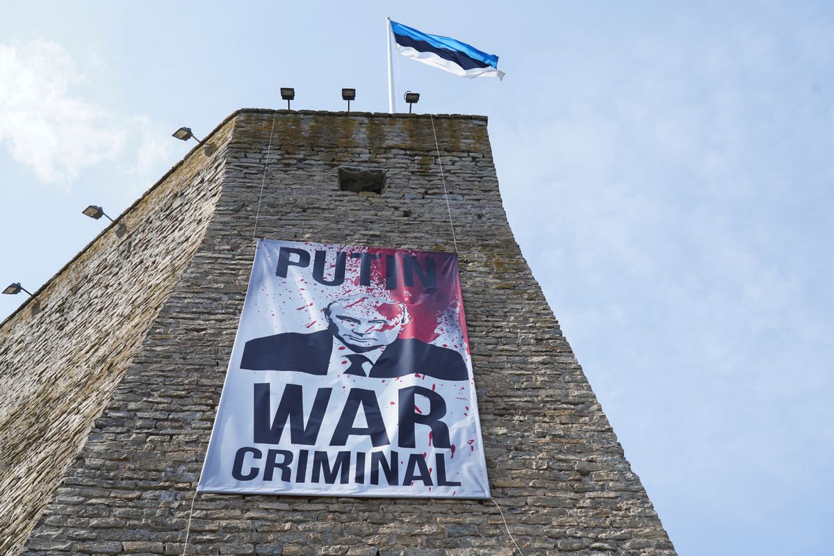 Баннер с надписью «Путин - военный преступник» на стене Нарвской крепости, обращенной к России, в Нарвском музее, 9 мая 2023 года.