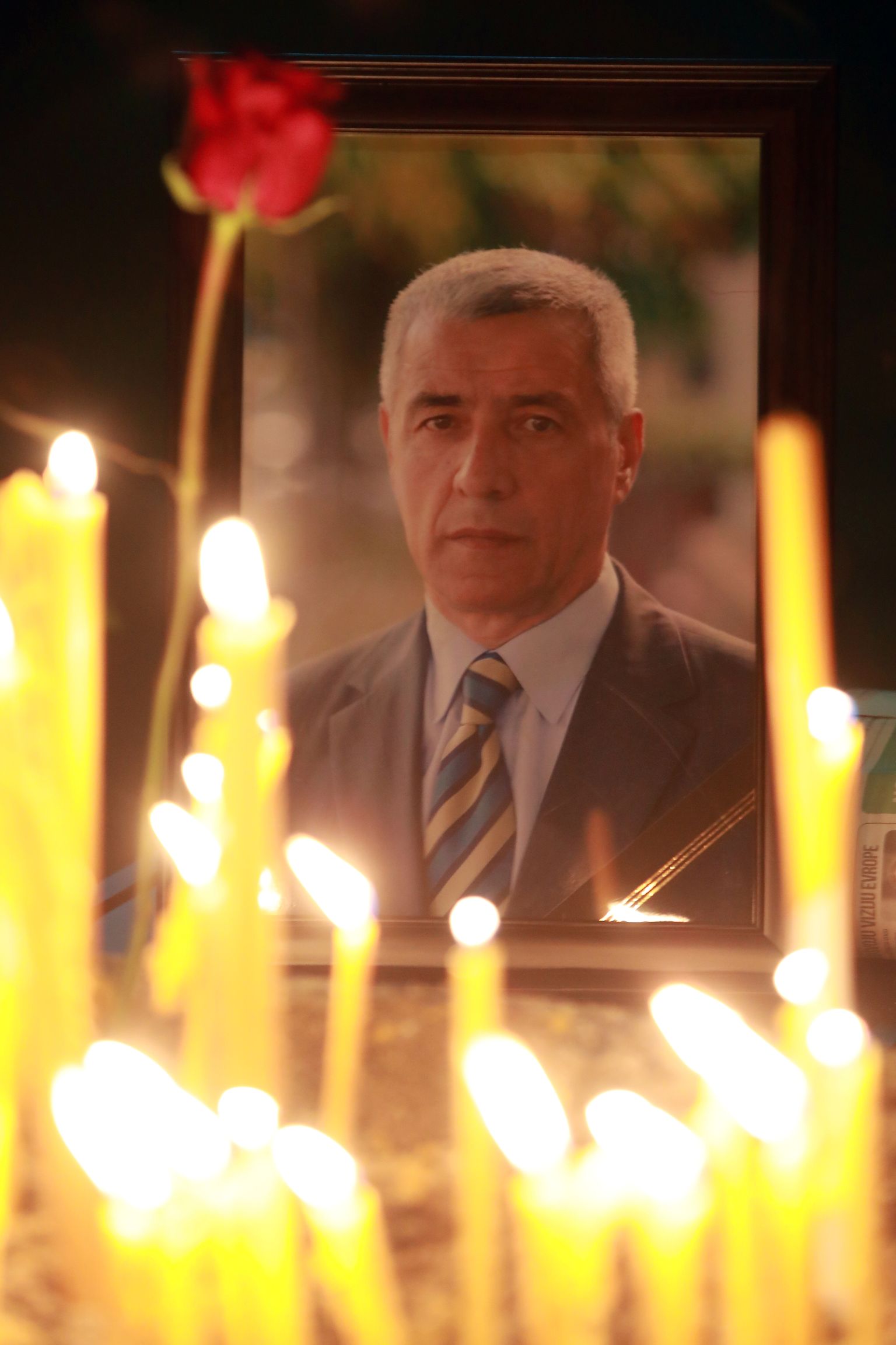 Tapetud Kosovo serblasest poliitikut Oliver Ivanovici mälestati küünalde süütamisega.