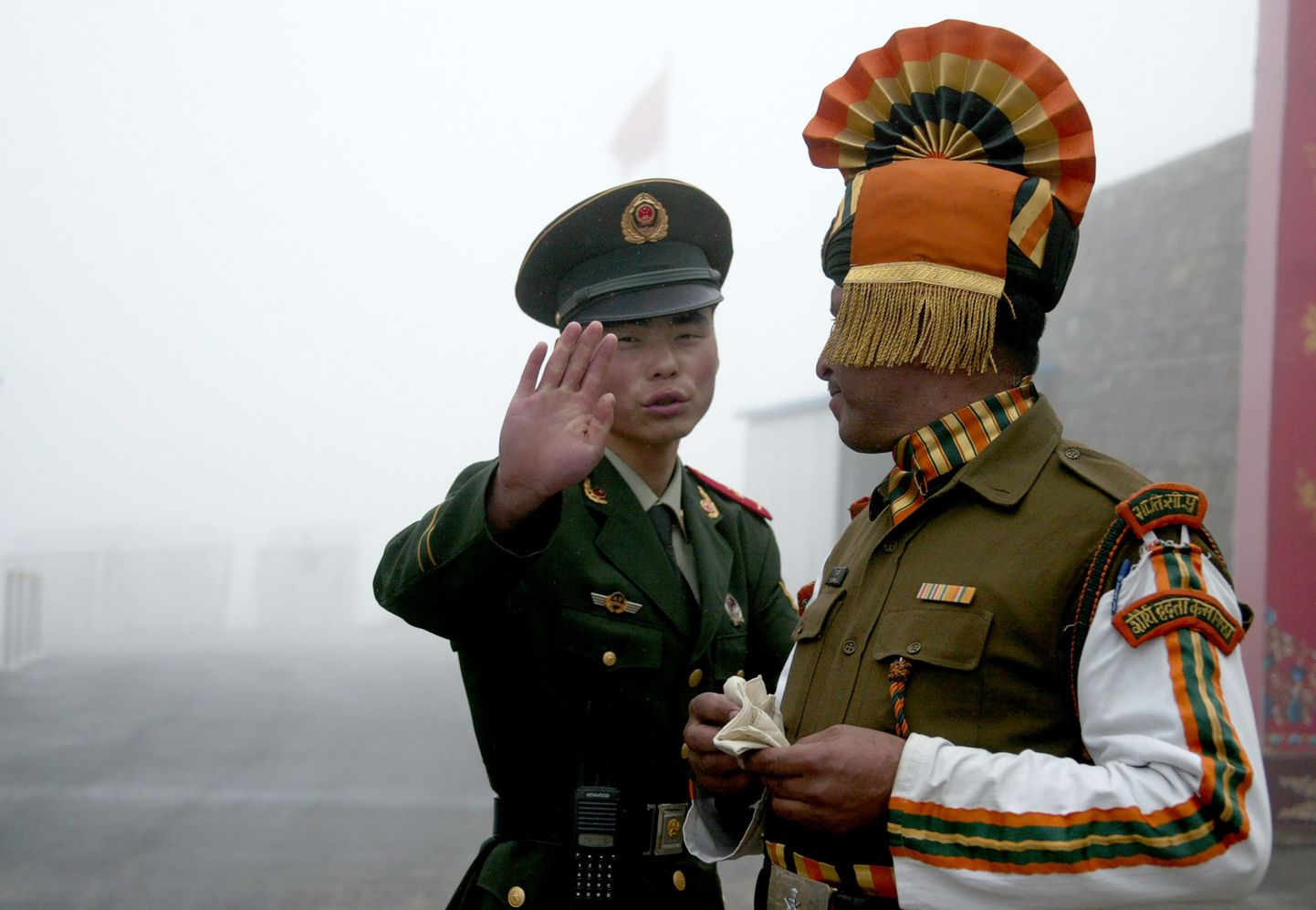 Hiina ja India sõdur Nathu La piiripunktis. Foto on illustratiivne.